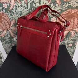 luca ferri axelremsväska dam skinn vegetabiliskt garvad snygg röd skinnväska klassisk modell dam