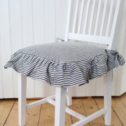 svart vitt stolsfodal med volanger svensk design lantligt gammaldags stolsfodral antika stolar