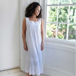 vackra vita nattlinnen i gammaldags stil kläningar i sekelskiftesstil