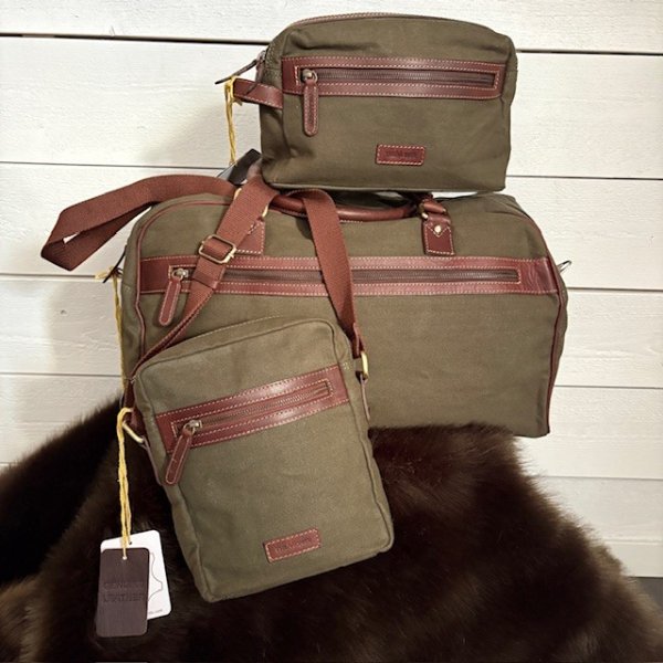 Canvas väskor med äkta skinndetaljer